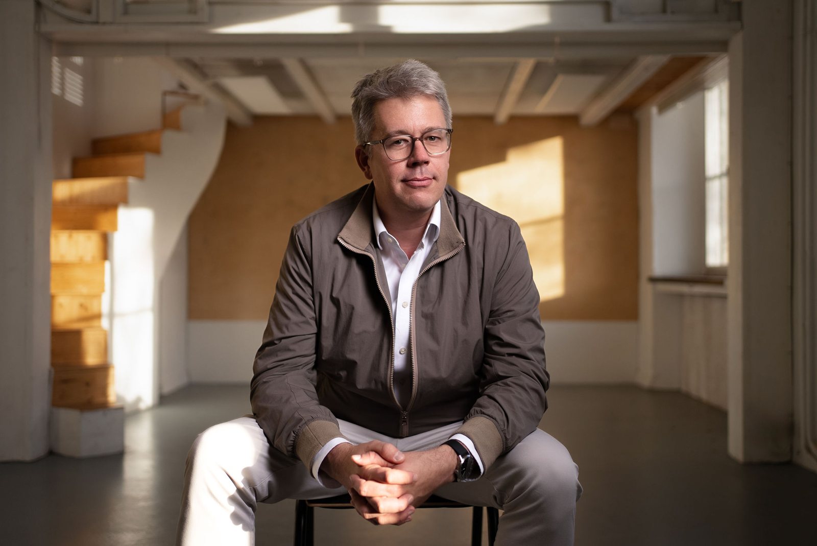 Porträtfoto von Nikolaus Röttger, Gründer von FutureStory, sitzend in einem hellen Atelierraum