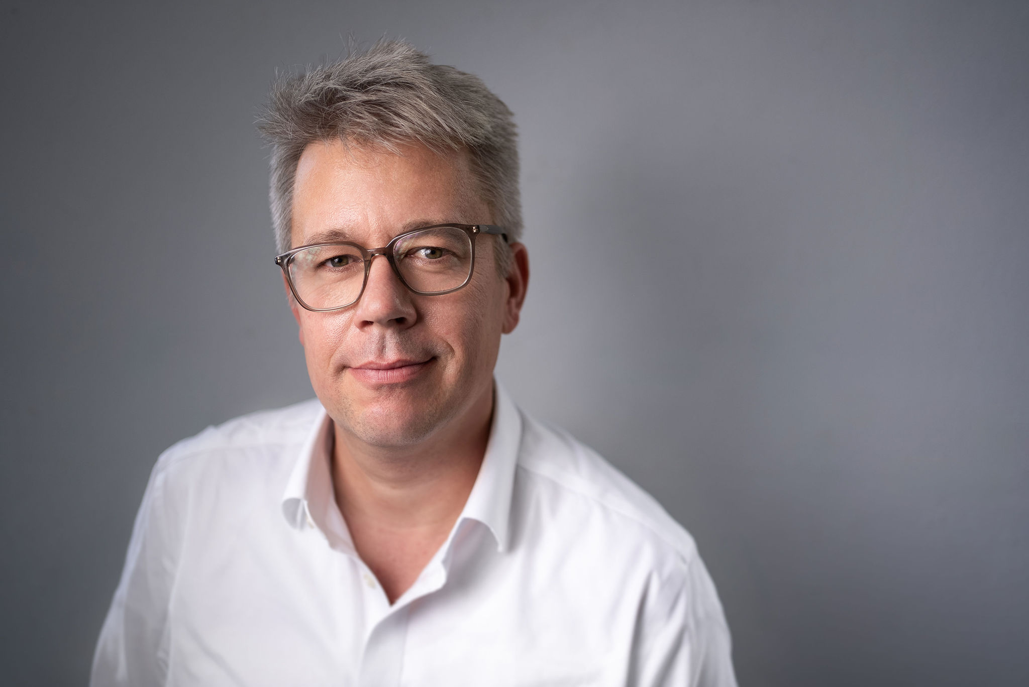 Porträtfoto von Nikolaus Röttger, Gründer von FutureStory, vor hellem Hintergrund